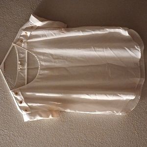 This white nice shirt barely used pretty comfy and very cute style